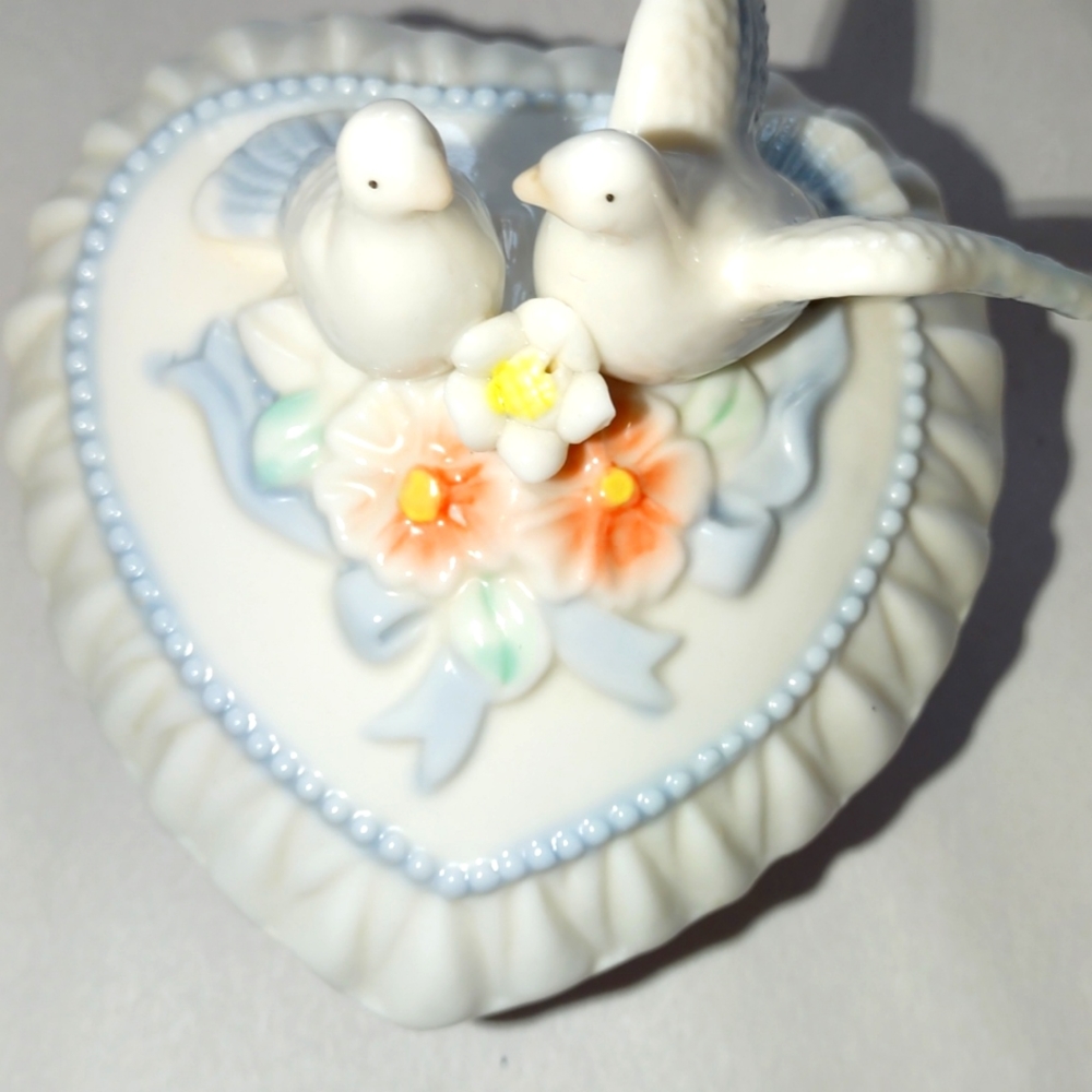 A vintage 1970s porcelain trinket box